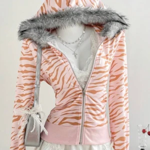 Rosa zebra hoodie y2k vintage stil  - Snygg hoodie i ljusrosa med orange zebramönster och dragkedja framtill. Huvan är kantad med mjuk fuskpäls.
