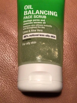 Neutrogena Oil Balancing Face Scrub - Fräsch ansiktsskrubb från Neutrogena med lime och aloe vera, speciellt framtagen för fet hy. Skrubben rengör porer och tar bort överflödigt fett, och ger en mattare känsla direkt. Tuben är grön och vit med tydlig text och praktiskt lock.