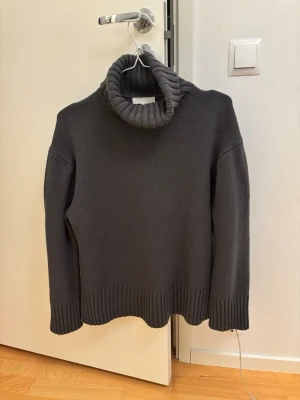 Grå stickad polo från hm - Så fin populär polo från hm 