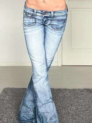 Jeans - Midjemått: 37cm rakt över, innerbenslängd: 78cm 🩷