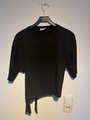 Topp ifrån Nelly - Topp ifrån Nelly med knytning i ryggen använd en del lite urtvättad