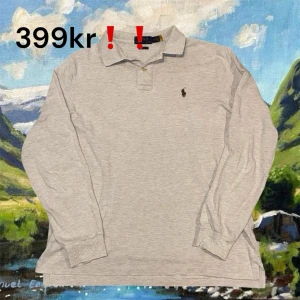 Ljusgrå långärmad Polo Ralph Lauren - *   Märke: Ralph Lauren *   Pris: 499!!!! *   Storlek: M *   Skick: Mycket bra *   Mått:     *  Axel till axel:39cm     *   Längd (botten till topp):67🤑 *   Övrigt:     *   Frågor och erbjudanden: Kontakta mig     *   Erbjudande: Spara upp till 20% genom     att köpa fler produkter