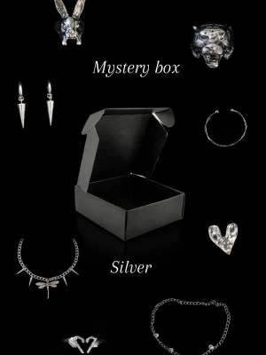 Mystery box med silversmycken - Mystery box fylld med unika silver smycken i olika former, som hjärta, kanin med rosa sten, drakflyg, vampyrtänder, masker och text som SIS och MOM. Perfekt för dig som gillar att överraska dig själv med snygga accessoarer av olika slag. (Obs endast 1 Pär box, vid beställning av bundle får man alltid 2 olika!) 
