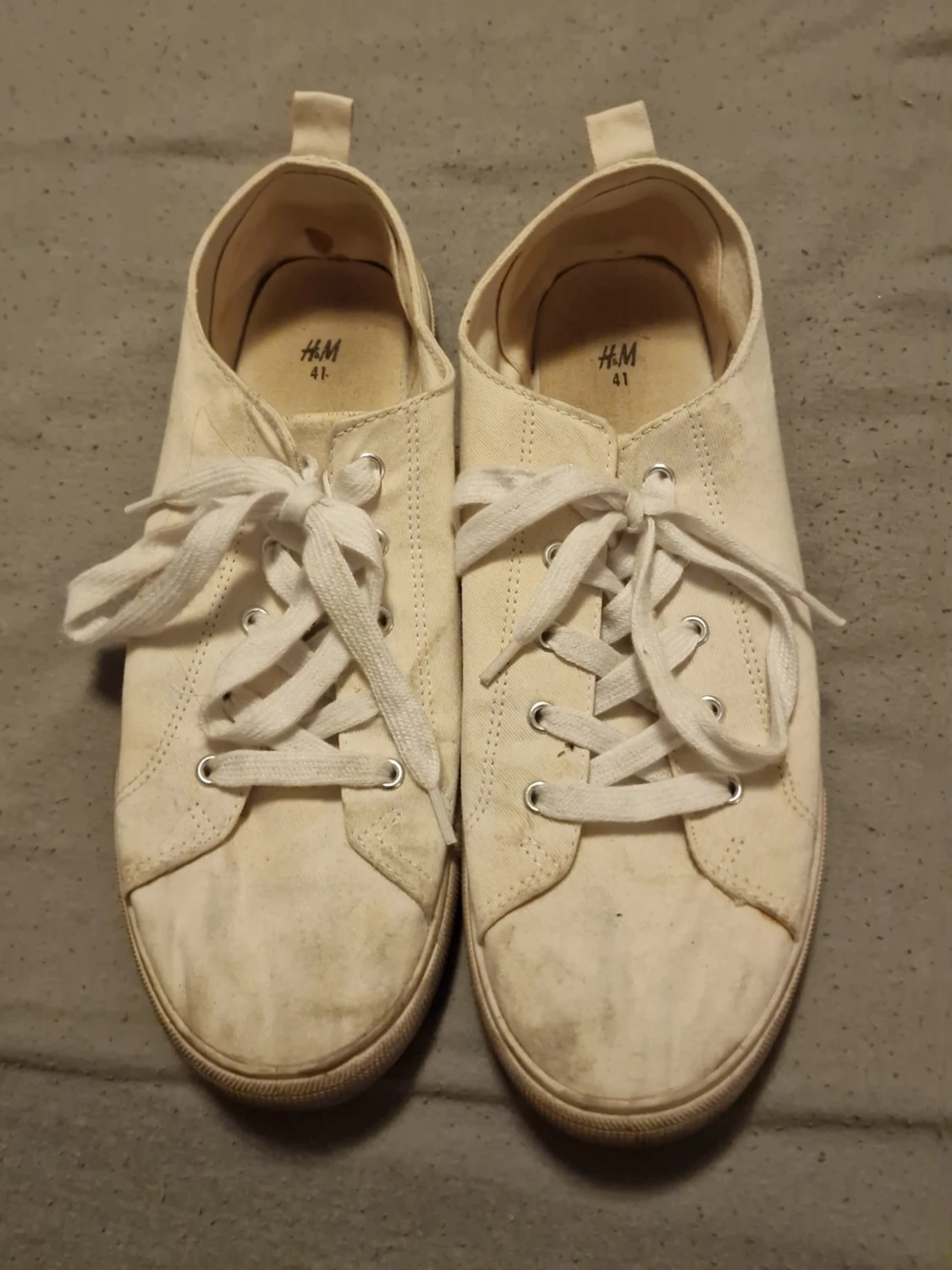 Vita sneakers från H&M med snörning