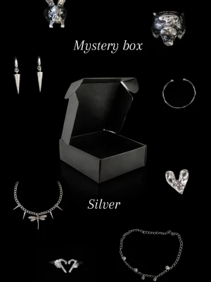 Mystery box med silversmycken - Mystery box fylld med unika silver smycken i olika former, som hjärta, kanin med rosa sten, drakflyg, vampyrtänder, masker och text som SIS och MOM. Perfekt för dig som gillar att överraska dig själv med snygga accessoarer av olika slag. (Obs endast 1 Pär box, vid beställning av bundle får man alltid 2 olika!) 