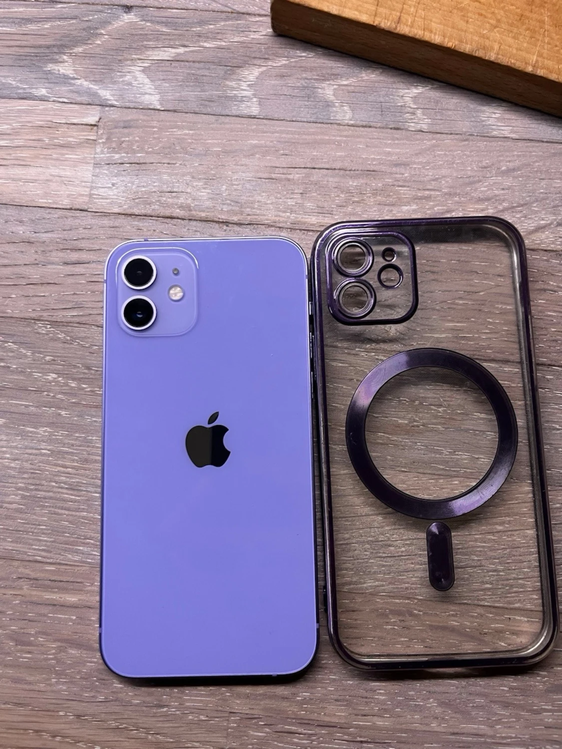 Lila iPhone 12 med MagSafe-skal - 1