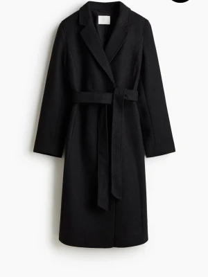 Svart lång kappa - Svart lång kappa med skärp, helt ny med prislapp kvar. Slutsåld på hemsidan