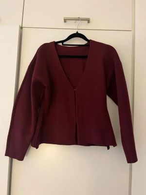 Vinröd tröja - Helt ny tröja, superfin vinröd färg och figursydd🤍