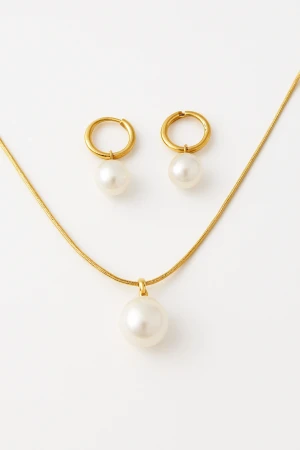 Guldigt smyckeset med pärlor - Snyggt smyckeset med ett tunt guldigt halsband och matchande örhängen. Både halsbandet och örhängena har runda, vita pärlor som hänger i minimalistisk design. Perfekt för dig som gillar stilrena accessoarer med lyxig känsla.