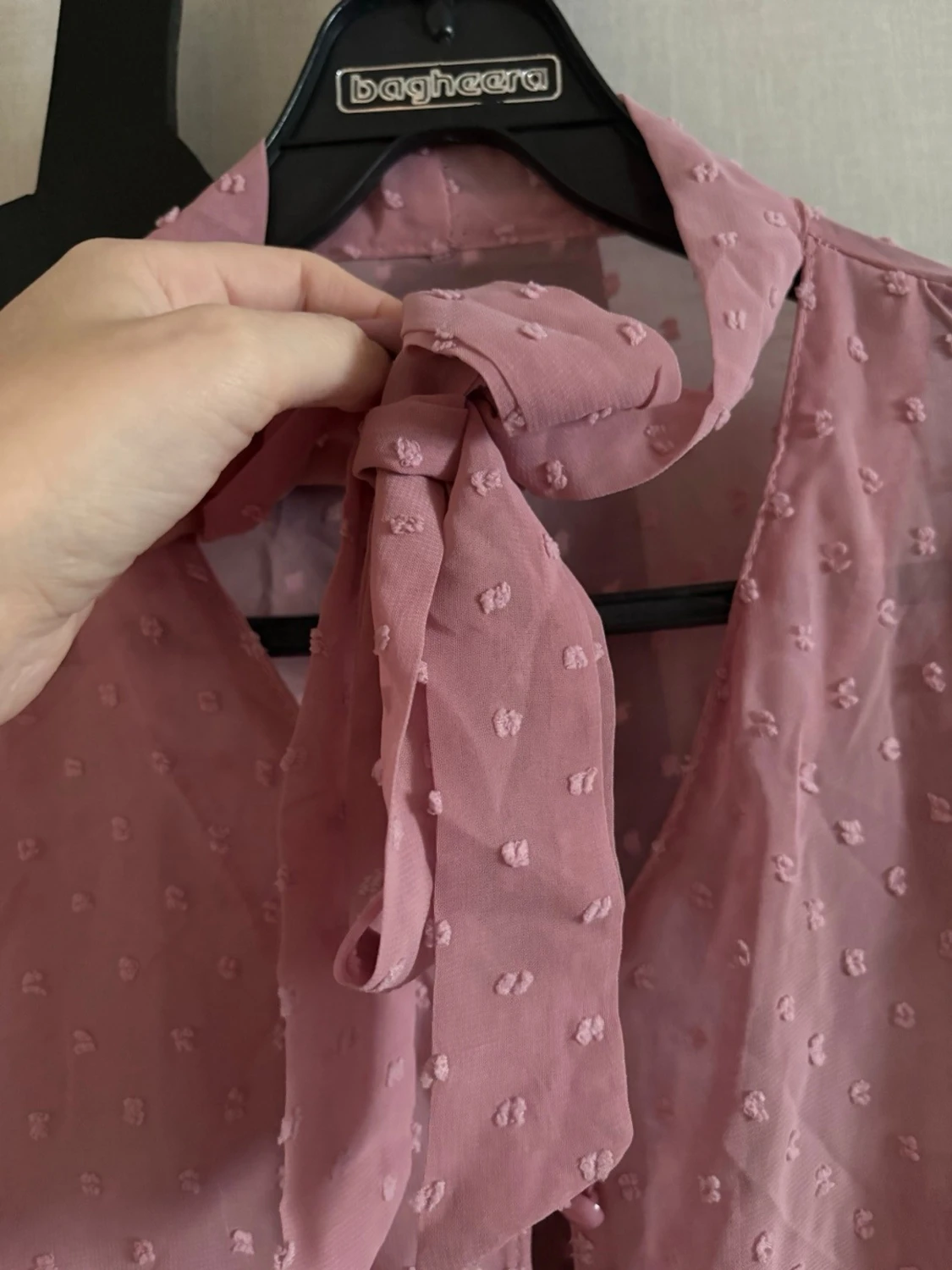 Rosa prickig blus med knytband - 4