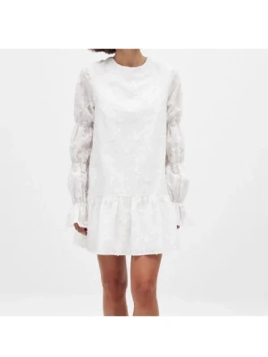 Vit kort klänning med spets och öppen rygg - Supersöt vit kort klänning med volangkant, långa puffärmar och öppen rygg med knyt. Klänningen har broderade blommor i spets och en luftig passform. Perfekt för studenten och sommarens alla tillfällen! (fler bilder privat) :) 