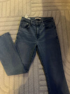 Levi's 725 High Rise Bootcut Jeans - Snygga ljusblå Levi's 725 High Rise Bootcut jeans high waist. Använda 2 gånger. Köpt för 1200kr