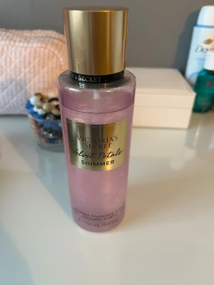 Victoria's Secret Velvet Petals Shimmer - En lyxig body mist från Victoria's Secret i doften Velvet Petals Shimmer. Misten innehåller glitter.