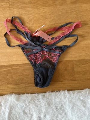 Grå stringtrosa med spetsdetaljer - .