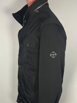 J.Lindeberg field jacket - Säljer en riktigt snygg och trendig J.Lindeberg field jacket i ritkigt fint skick, storlek M, vid frågor är det bara att skriva //Gramenti