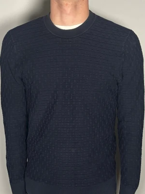 J.Lindeberg tröja - Säljer en riktigt snygg och trendig J.Lindeberg tröja i fint skick, storlek M, vid frågor är det bara att skriv //Gramenti