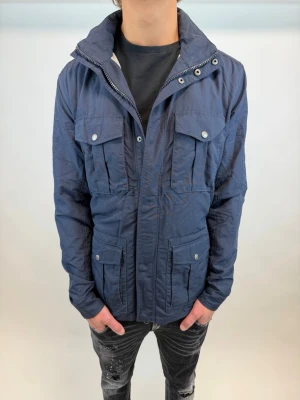 Woolrich Jacka  - Hej! Säljer nu denna väldigt snygga och eftertraktade Woolrich Fieldjacka! Jackan är slutsåld överallt och går inte att få tag på… jackan är perfekt nu till vintern Storlek M  Ny pris: 6000 kr Säljs för: 1399 kr