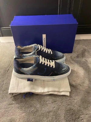 Jacob Cohën skor - Tja! Säljer nu dessa extremt feta Jacob Cohen skorna i modellen dreamer! Skorna är helt sprillans nya och är i storlek 42! Allt og medföljer box, påsar och skor! Skriv vid bilder eller frågor! Vid snabbaffär=bättre pris