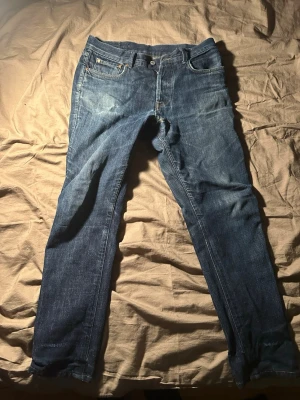 Our legacy selvedge jeans. - Riktigt svåra att få tag på. W31 L32. Snygga fades men kommer bli ännu bättre om du ger dom tid. Tyvär ett lagat hål vid skrevet och framfickorna har blivit lagade. Nypris ca 3000