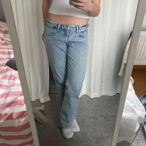 Low arrow jeans Weekday - Jeans från Weekday i ”low arrow” modellen. De är lågmidjade och raka. Säljer för att de är lite för stora för mig. Storlek är 28/32. De är lite slitna nere vid foten.