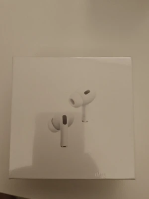 Apple AirPods Pro 2 USB-C - Apple AirPods Pro (2:a generationen) med MagSafe-laddningsetui och USB-C. Snygg vit design, in-ear passform och brusreducering. Perfekta för musik, poddar och samtal. Smidig laddning med MagSafe och USB-C. Levereras i originalförpackning.