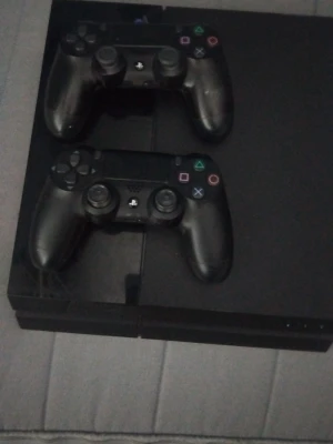 Playstation 4 med två handkontroller - Säljer en svart Playstation 4 med två matchande DualShock 4-handkontroller. Konsolen har en stilren, rektangulär design i plast och klassisk PS4-look. Perfekt för gamingkvällar och multiplayer med vänner.