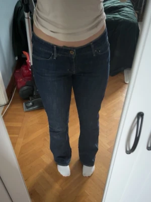 Mörkblå Levis low waist jeans bootcut - Vintage Snygga mörkblå Levis 501 jeans med klassisk bootcut-passform. Jeansen är low waist fem fickor och är tillverkade i slitstarkt denim. Perfekta för dig som gillar en tidlös och avslappnad stil.