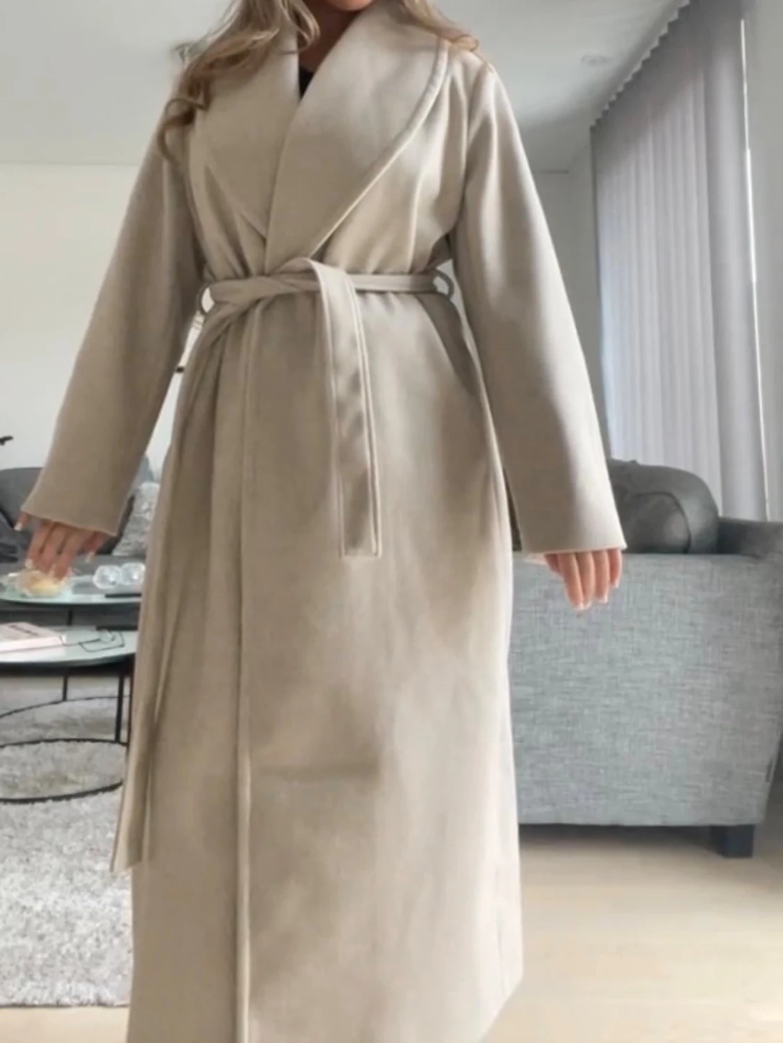 Beige lång kappa med bred krage - 2