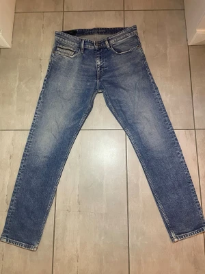 Blå jeans från Calvin Klein - Snygga blå jeans från Calvin Klein med klassisk femficksdesign och ljus tvätt. Jeansen har raka ben och normal passform, samt en läderpatch med logga bak. Perfekta för en avslappnad och trendig look. Vid funderingar fråga gärna!