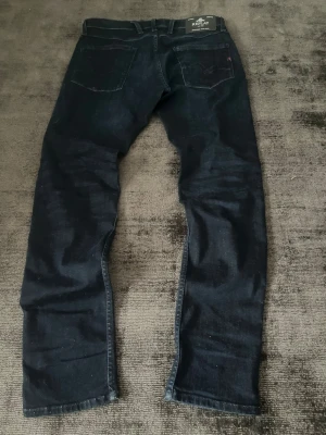 Byxor  - Säljer mina snygga mörkblåa jeans som passar dig som letar efter en snygg och stilren look!