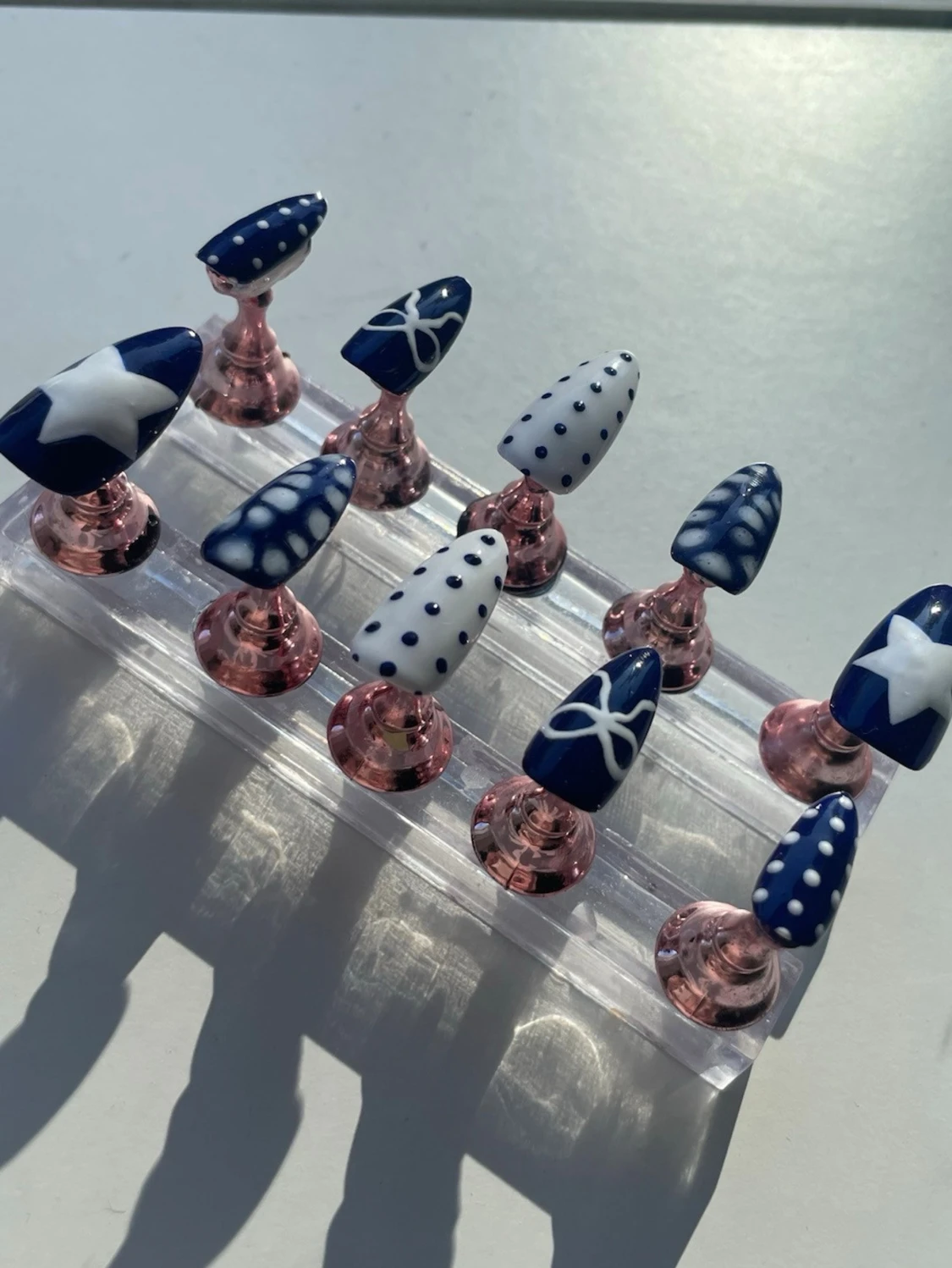 Blå och vita press-on naglar med mönster - 2