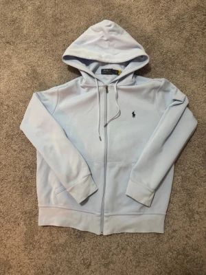 Polo Ralph Lauren Tröja - Säljer min polo tröja då storleken inte längre passar. Den är knappt använd och är som ny inga defekter. Storlek S. Vid frågor hör av er i DM