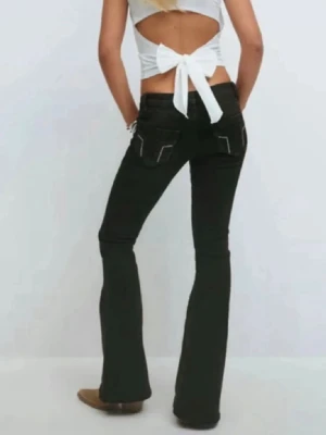 Lågmidjade jeans - Säljer dessa trendiga lågmidjade jeans från Gina Tricot. 