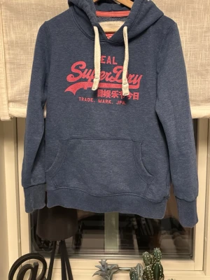 Superdry hoodie  - Säljer min riktigt feta superdry hoodie som är i storlek L men passar folk med S bättre. Vid frågor är det bara att meddela😄💛