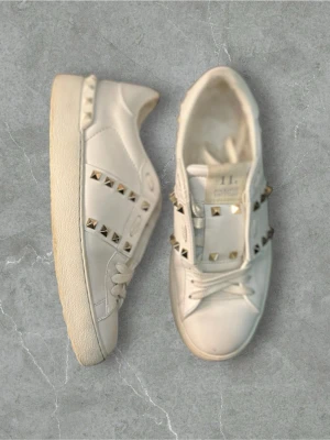 Valentino rockstud dam storlek 37 - Säljet ett par valentino rockstud dam, Storlek:37-38,Skick:8/10, Og:dustbag,Pris:1499, vid frågor eller funderingar är de bara och höra av sig ‼️