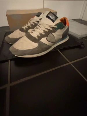 Philippe model skor grå orange - Tjena! Säljer nu ett par Philippe model skor i storlek 45, skorna är använd men endå i ett bra skick, skriv för minsta fundering 💭 