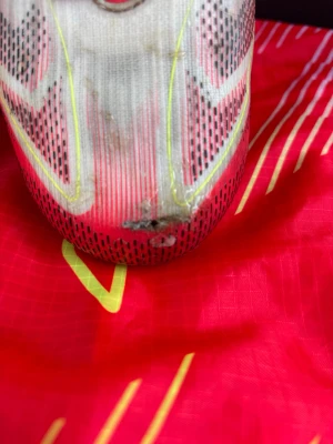 Adidas F50 Elite FG fotbollsskor - Säljer ett par Adidas F50 Elite FG fotbollsskor i vitt med svarta och gula detaljer. Skorna har en strömlinjeformad design med snörning och är tillverkade i syntetmaterial för bästa prestanda på planen. En litet hål men ingen fel någonstans 