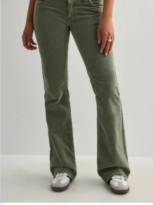 Gröna Nelly jeans  - Gröna jeans från Nelly i storlek 34. Jeansen är helt oanvända och lappen finns med men sitter inte på och de går därav inte lämna tillbaka💗