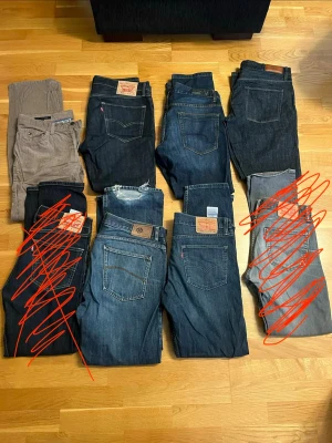 Stort paket Levi's och Lee jeans - Säljer några par jeans från Levi's, Lee, Jack & Jones, EDC, hm, East west, Tommy hilfiger i olika blå och grå tvättar. Alla är i jeansmaterial och har snygga detaljer som läderpatch och röda Levi's-taggen. Storlekarna varierar mellan 32-34 och 36.                                                                      Hör av dig om du vill ha fler bilder på några jeans och kom med prisförslag!!  Dom som är rödmålat på är sålda