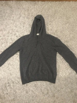 Grå kashmir hoodie - Grå kashmir hoodie, storlek xs, bra skick och inga större defekter. Hör av dig vid fråga
