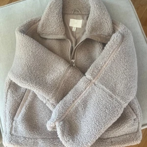 Beige teddyjacka från H&M, stl S - Supermjuks och fluffig teddyjacka från H&M i beige färg. Säljs ej längre! Är köpt för 800 i nyskick! Priset kan diskuteras!