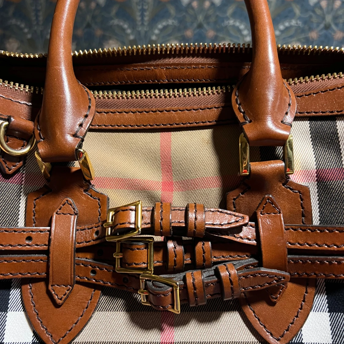 Burberry rutig handväska med läderdetaljer - 2