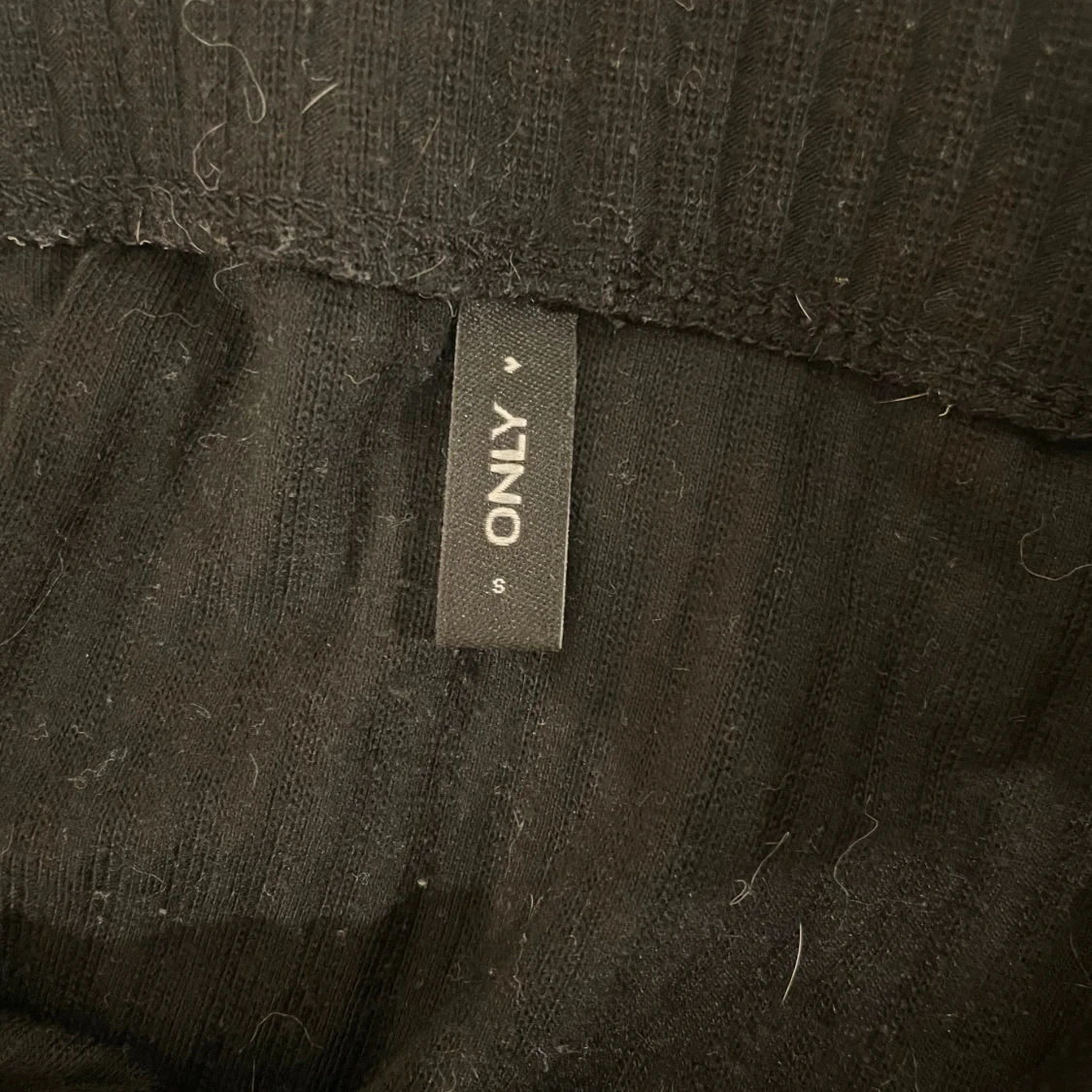 Svart ribbad långkjol från ONLY - 1