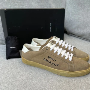 Saint Laurent skor  - Hej! Säljer nu dessa sjukt snygga ysl skor. Skorna är i extremt fint skick. Har begränsat antal boxar och dustbag. Hör av dig vid frågor. 