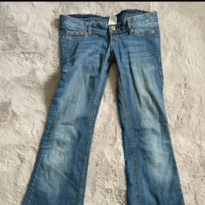 Blå bootcut jeans  - Snygga mörkblåa jeans, köpa på vinted. Säljer då de va för stora för mig. obs det är igensytt på insidan så knappen går intw att öppna men annars fint skick! Skriv för mått osv 