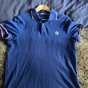 Marinblå Moncler pikétröja - Moncler pike storlek S kvitto medföljer