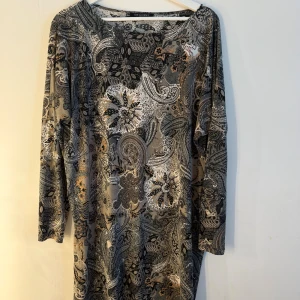 Ilse Jacobsen tunika  - Tunika från Ilse Jacobsen med ett vackert mönster i gråa och svarta toner. Den har långa ärmar och en bekväm passform. Storlek S/M (mer en M). Mycket fint skick 