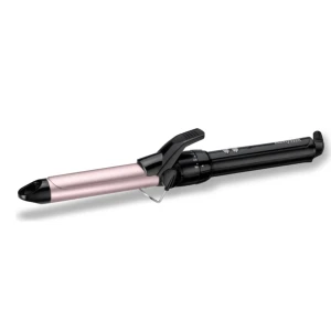 Babyliss Curling Iron - Babyliss locktång med keramisk beläggning för skonsam styling. Elegant design i svart och rosa, synligt i mycket gott skick utan repor eller slitage. Perfekt för att skapa mjuka lockar och vågor. Ergonomiskt handtag och enkel temperaturkontroll. Ordinarie pris:600