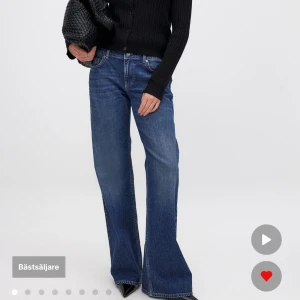 Blå wide jeans från NA-KD - blå jeans från NA-KD , aldrig använda , prislapp kvar. Säljer för att jag ej hann skicka tillbaka , nypris 699💓