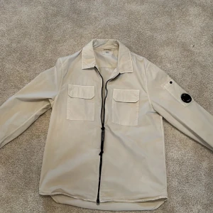 CP company overshirt  - (Intresserade-dm) det är en overshirt men kan användas som regn jacka och till vindjacka. 